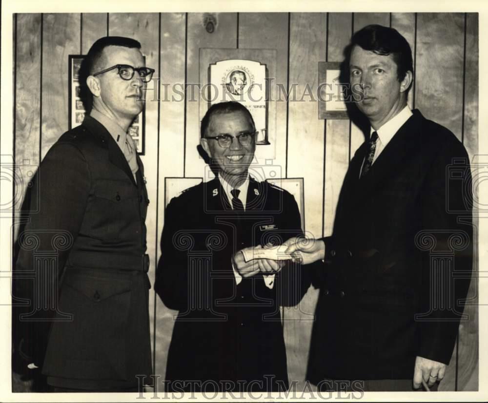 1969 Press Photo Marine Corps Reserve “Toys for Tots” Telethon donation turnover