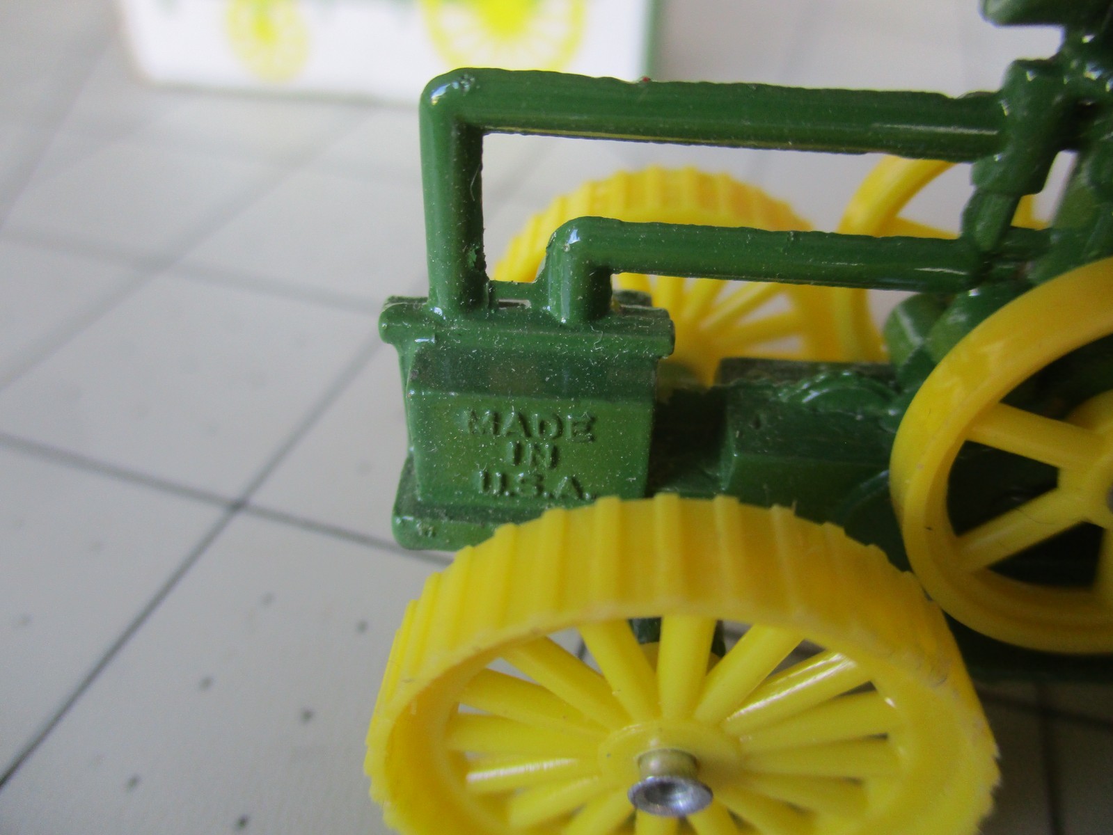 Vtg 1892 model JOHN DEERE Froelich Tractor ERTL Desk Model, USA made, No 561
