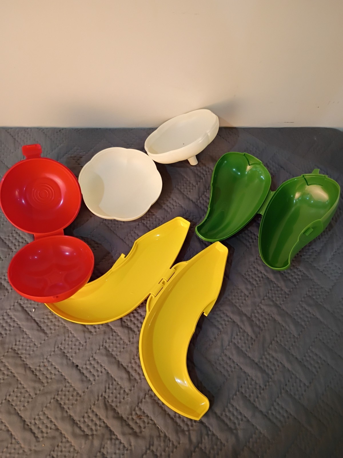 Tupperware Fruit Vegetable Keeper Set of 4 Tomato Garlic Jalapeno Banana