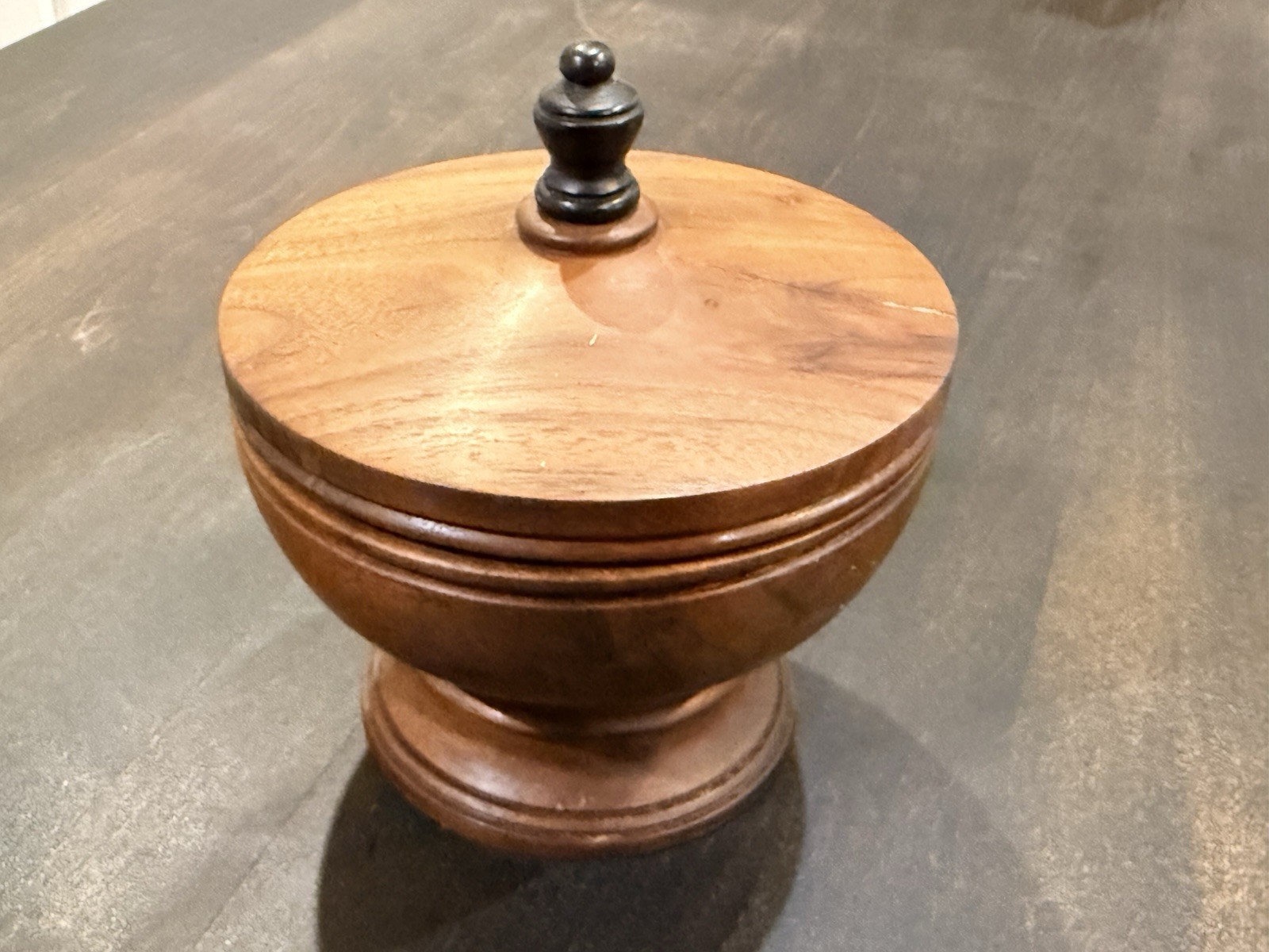 ANTIQUE DARK BROWN TURNED HARDWOOD Mahogany TREEN BOX / JAR / Bowl -LIFT-OFF LID