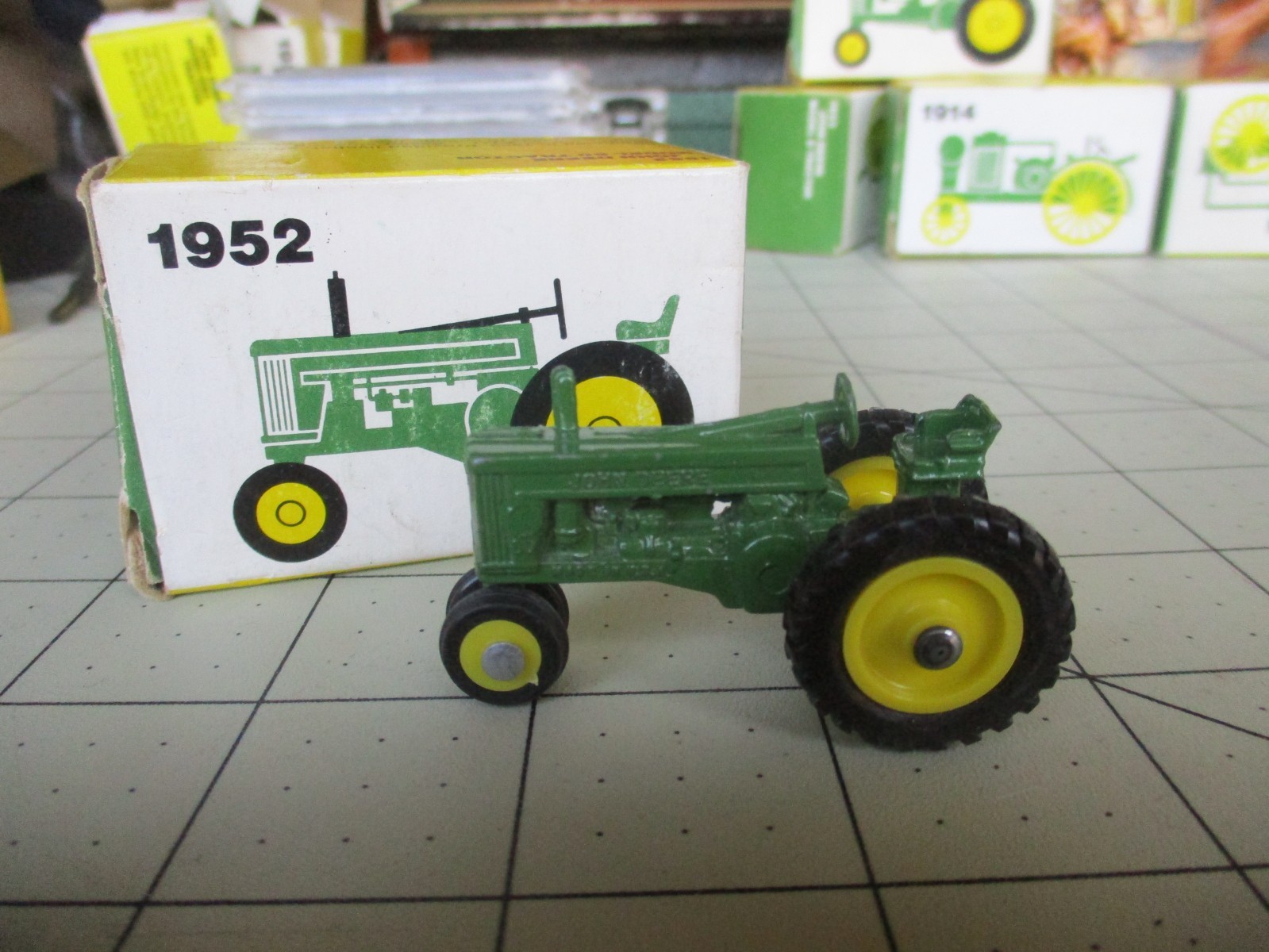 Vtg 1952 model JOHN DEERE Model 60 Tractor ERTL Desk Model, USA made, No 565