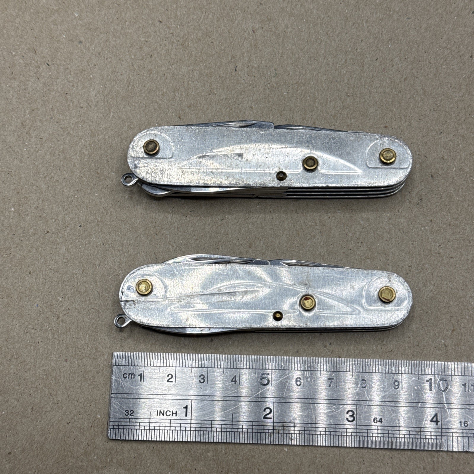 Lot of 2 Victorinox Swiss Army knives – Climber & Tinker