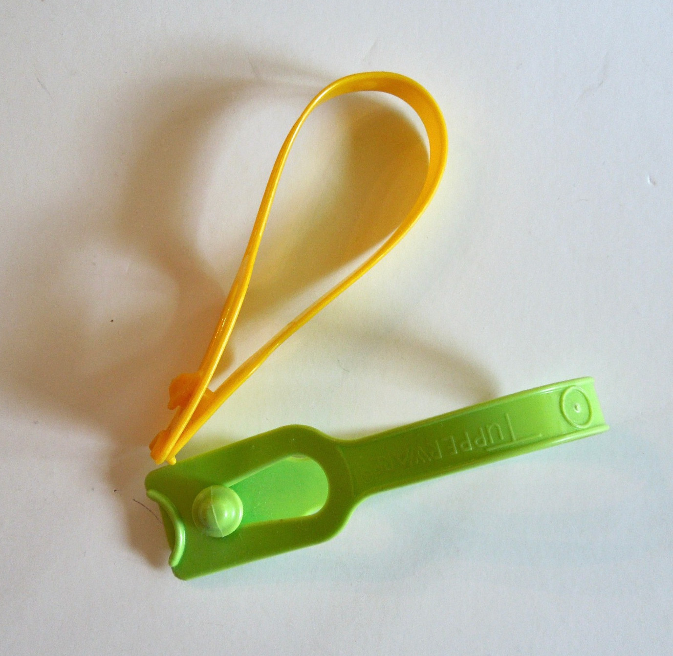 2 TUPPERWARE retro KITCHEN DISH TOWEL HANGER/HOLDER pastry sheet gadget NEW