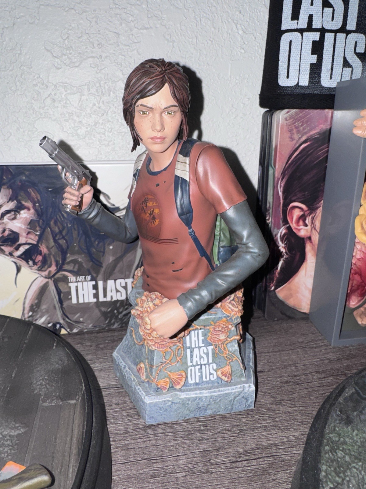 Dark Horse Bust Figure the Last of Us: Ellie with Handgun