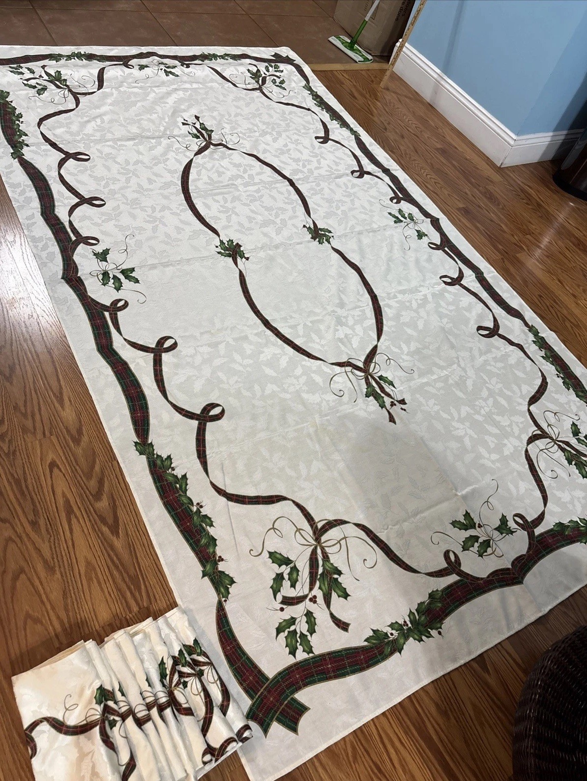 Lenox HOLIDAY NOUVEAU Tablecloth 100” x 55”Rectangle Ribbon 9 Matching Napkins