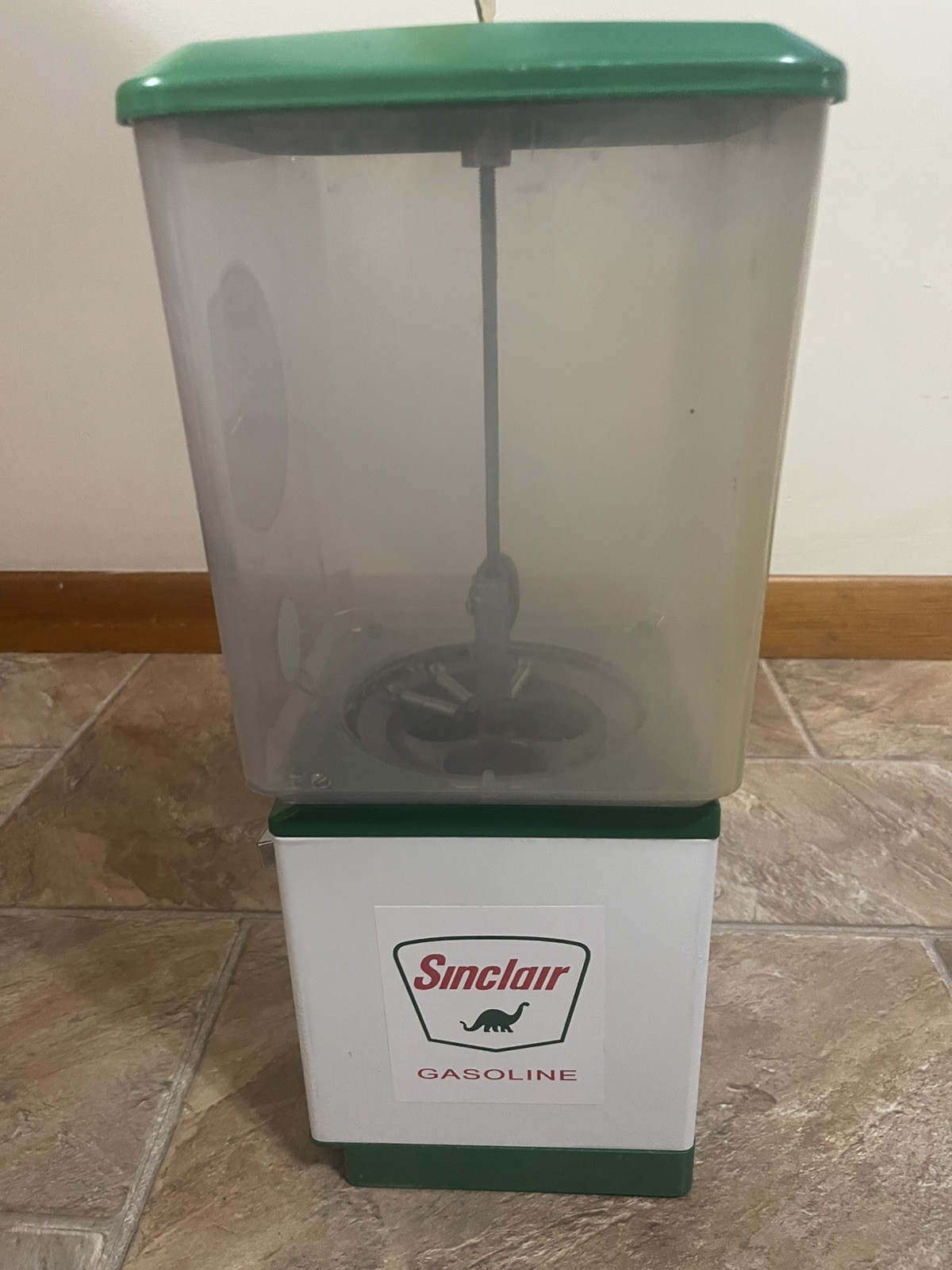 SINCLAIR “DINO” Gasoline bubblegum machine–25 cents–A & A brand–works + key