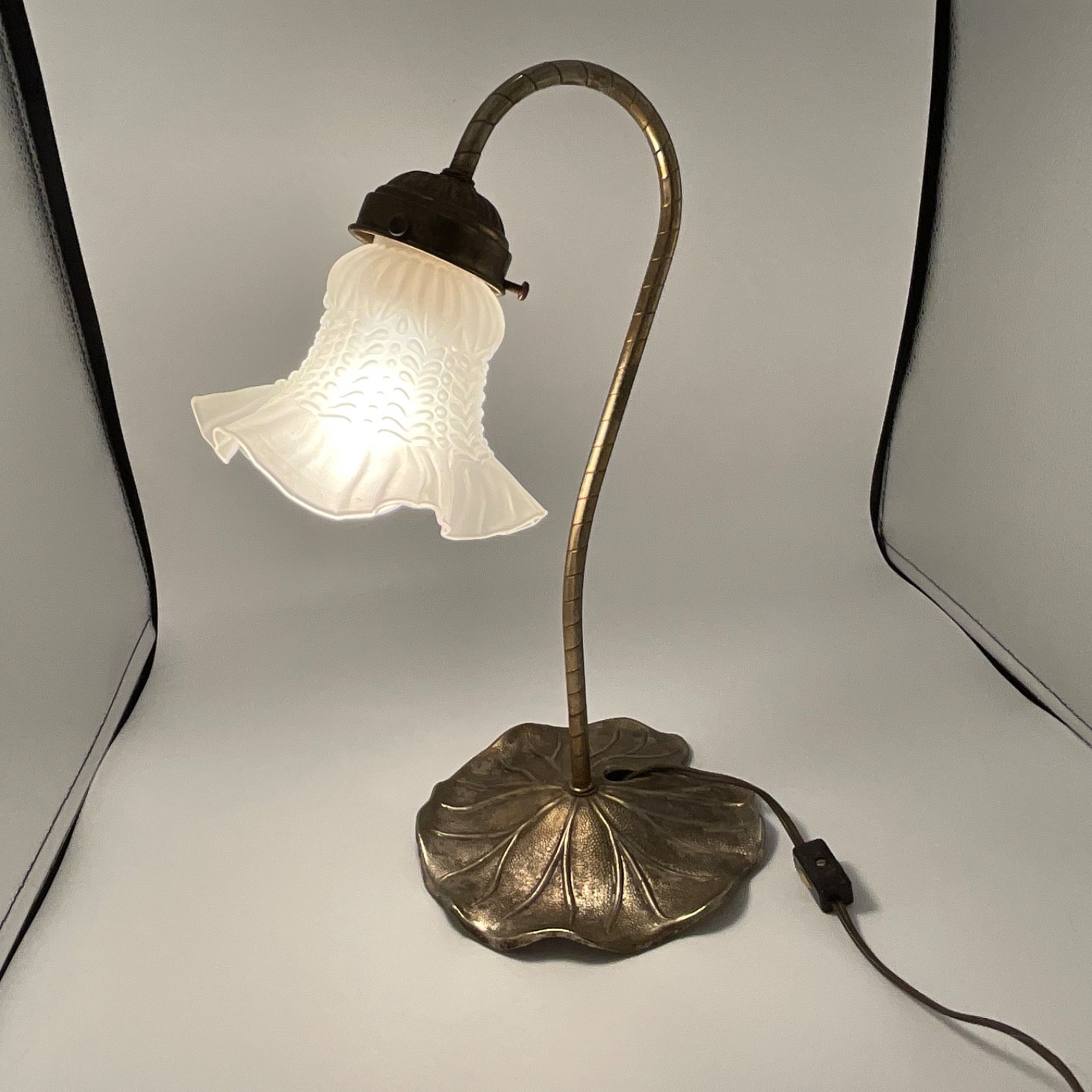 Vintage L&L WMC Brass Lily Pad Gooseneck Lamp Frosted Ruffled Tulip Glass Shade