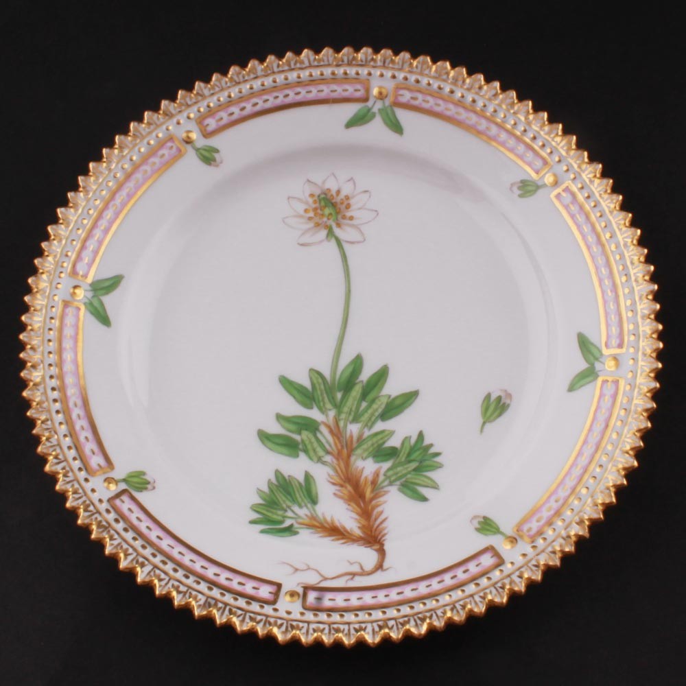 Royal Copenhagen Flora Danica Porcelain Plate # 20/3552. FREE SHIPPING