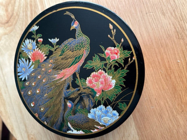 NEW MINIATURE LACQUER ROUND BOX 4.5″ WITH 6 PLATES 4.02″. MADE IN JAPAN