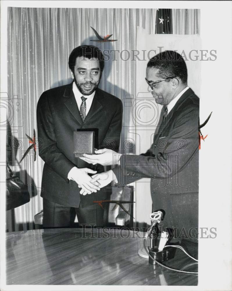 1967 Press Photo Entertainer Oscar Brown Jr. & Detroit Councilman Nicholas Hood
