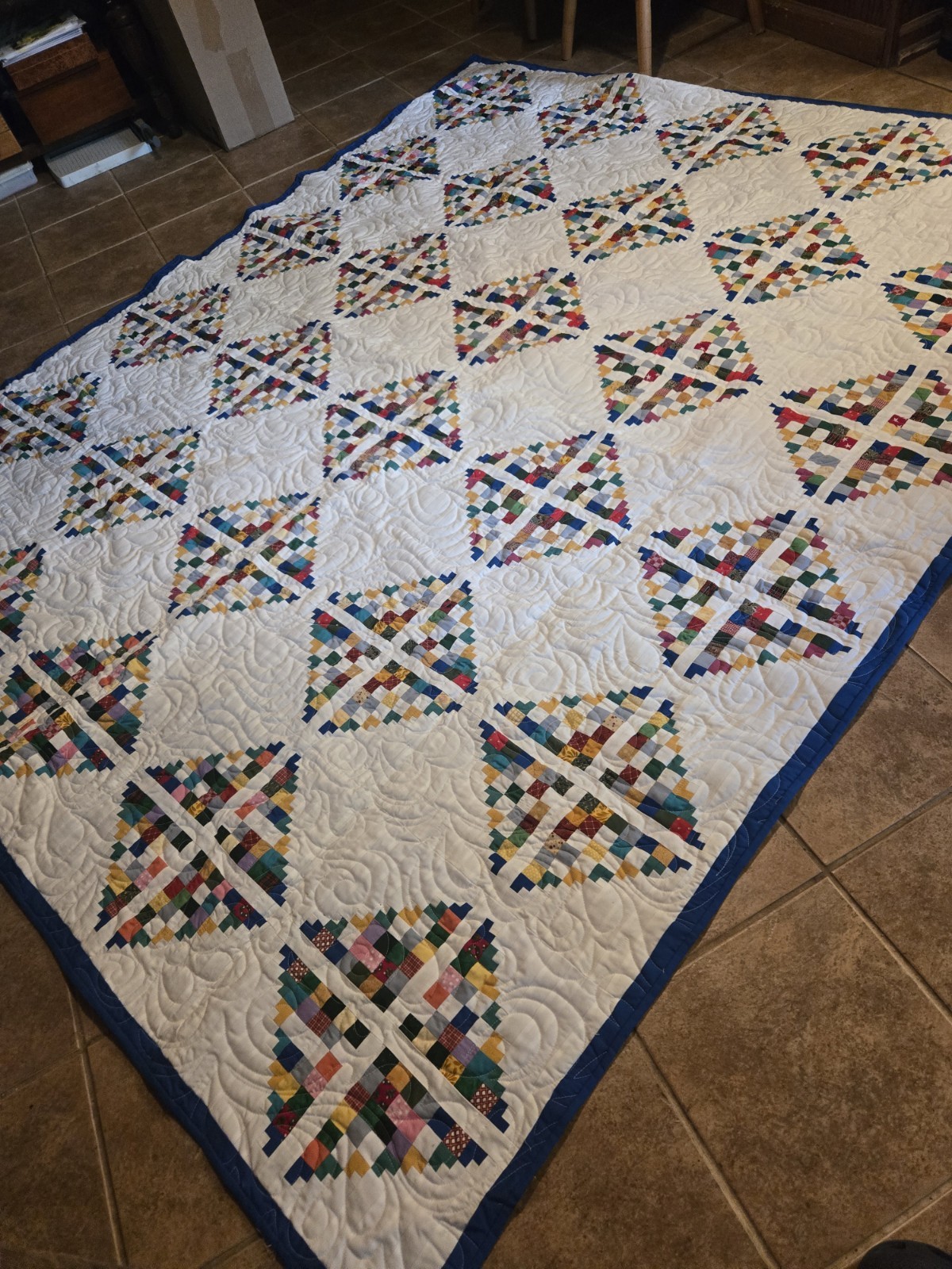 QUILT. HAND MADE. AMERICAN PATCHWORK. INTRICATE MACHINE STITCHING