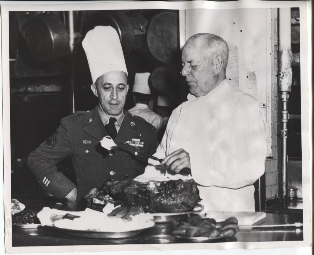 1953 Press Photo Sgt John Schmitt w Food Connoisseur Duncan Hines Carving Turkey