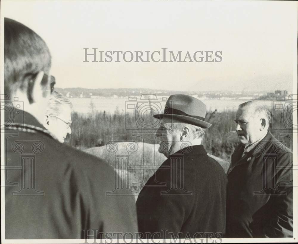 1975 Press Photo King Olav with others looking at city across the bay