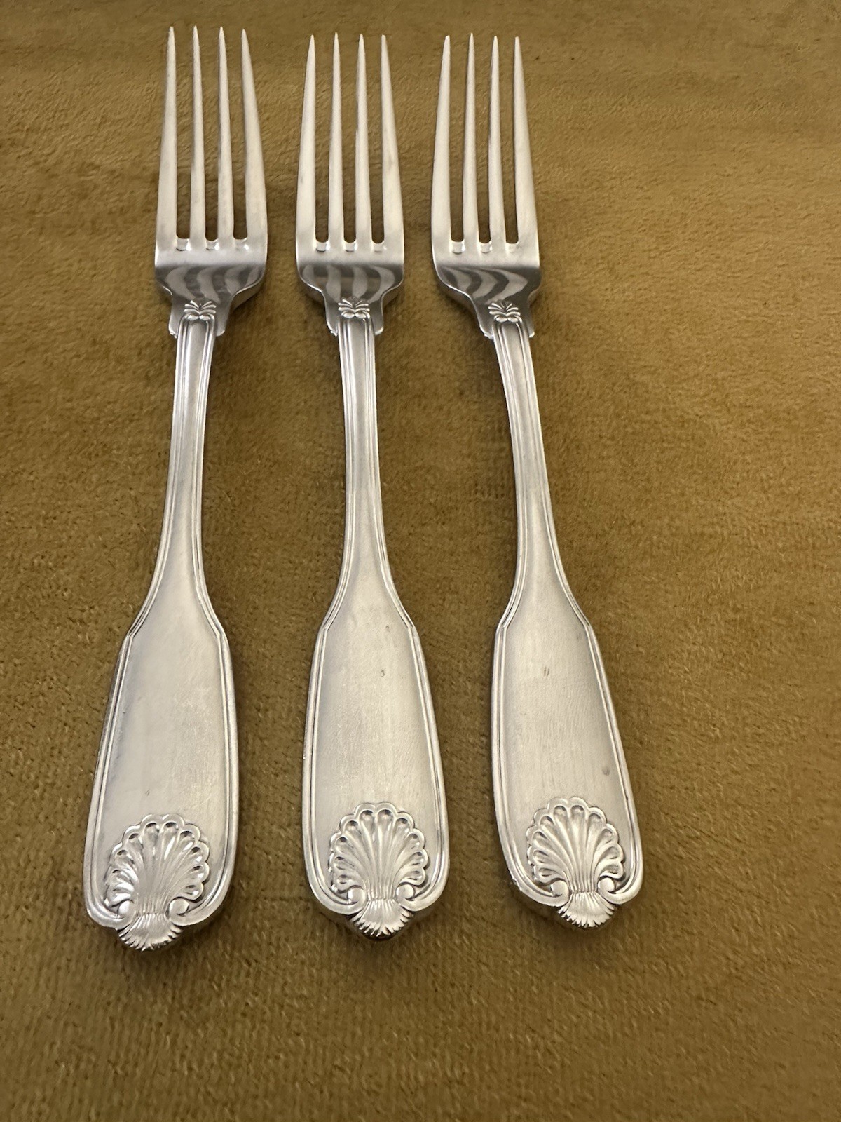 —(3) — Mikasa Sheldon Satin Dinner Forks () – SHELL PATTERN