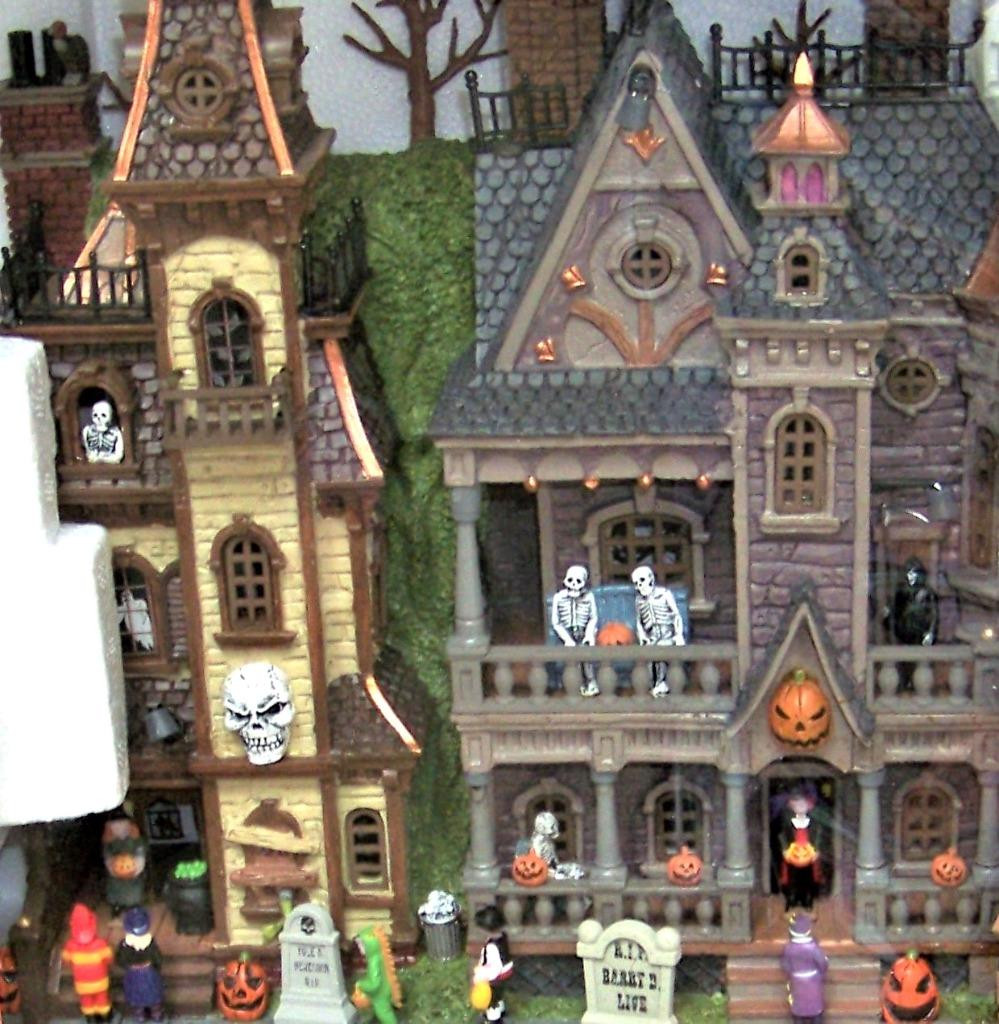 Lemax Spooky Town HAUNTED ESTATES #35016 NRFB 2023 Village Facade LED Lit Scene*