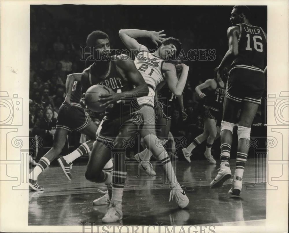 1976 Press Photo Piston’s Howard Porter and Bucks’ Dave Meyers In Basketball