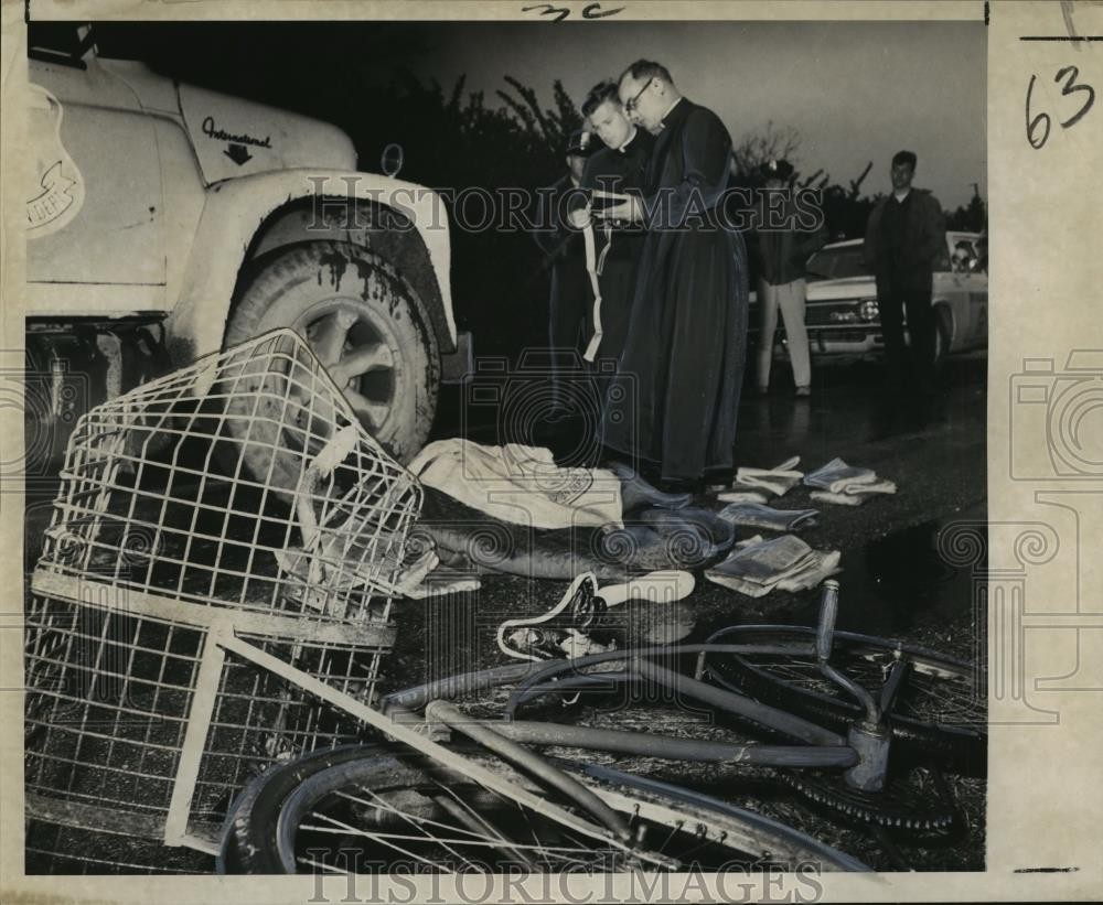 1968 Press Photo Preacher at scene of garbage truck and bike fatality