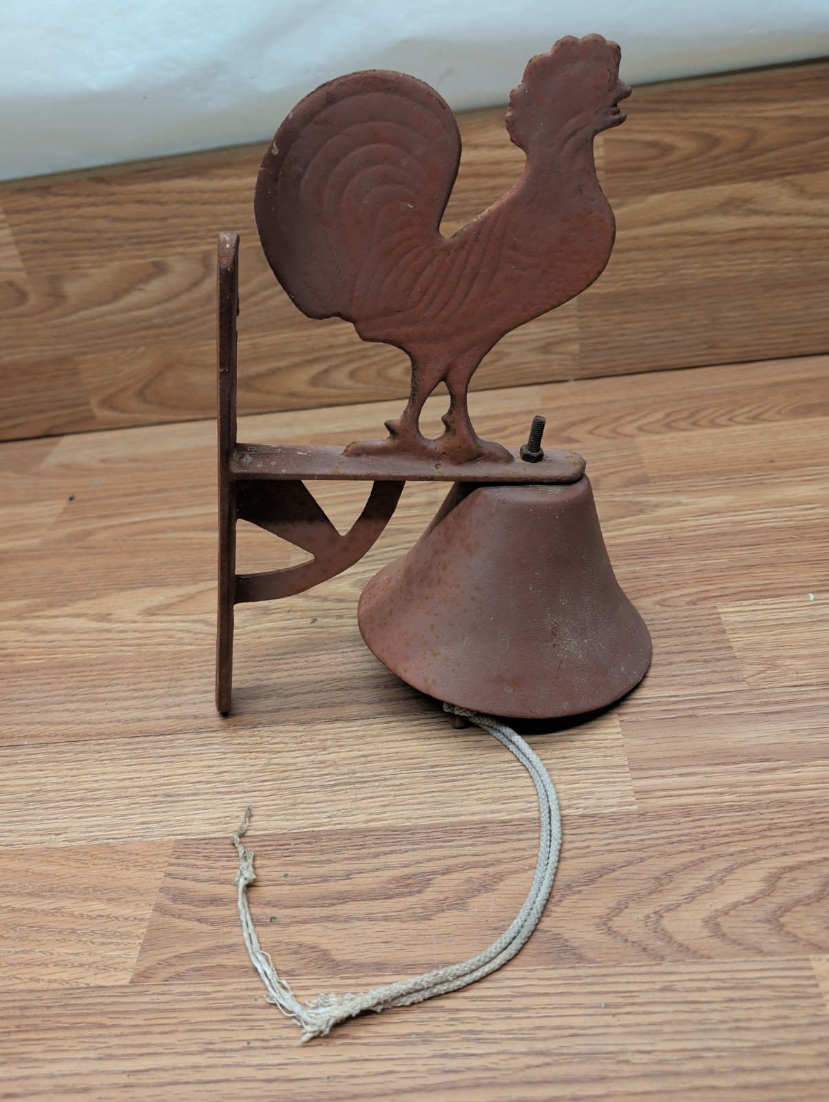 Vintage Dinner Bell Rooster Cast Metal Weathered Outdoors Wall/Post Mount