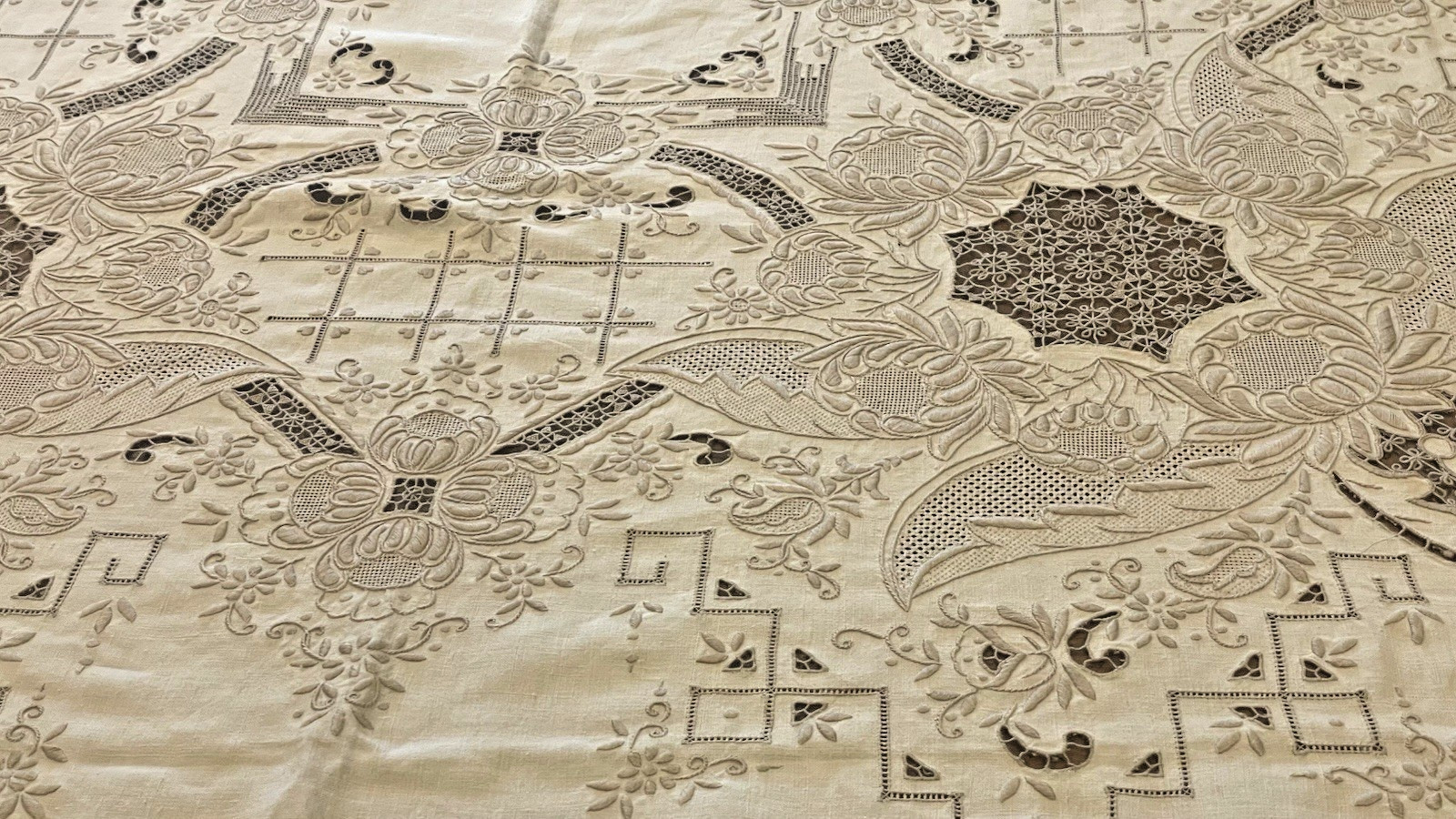 New Vintage Madeira Museum quality Hand Embroidered Tablecloth With 12 Napkins.