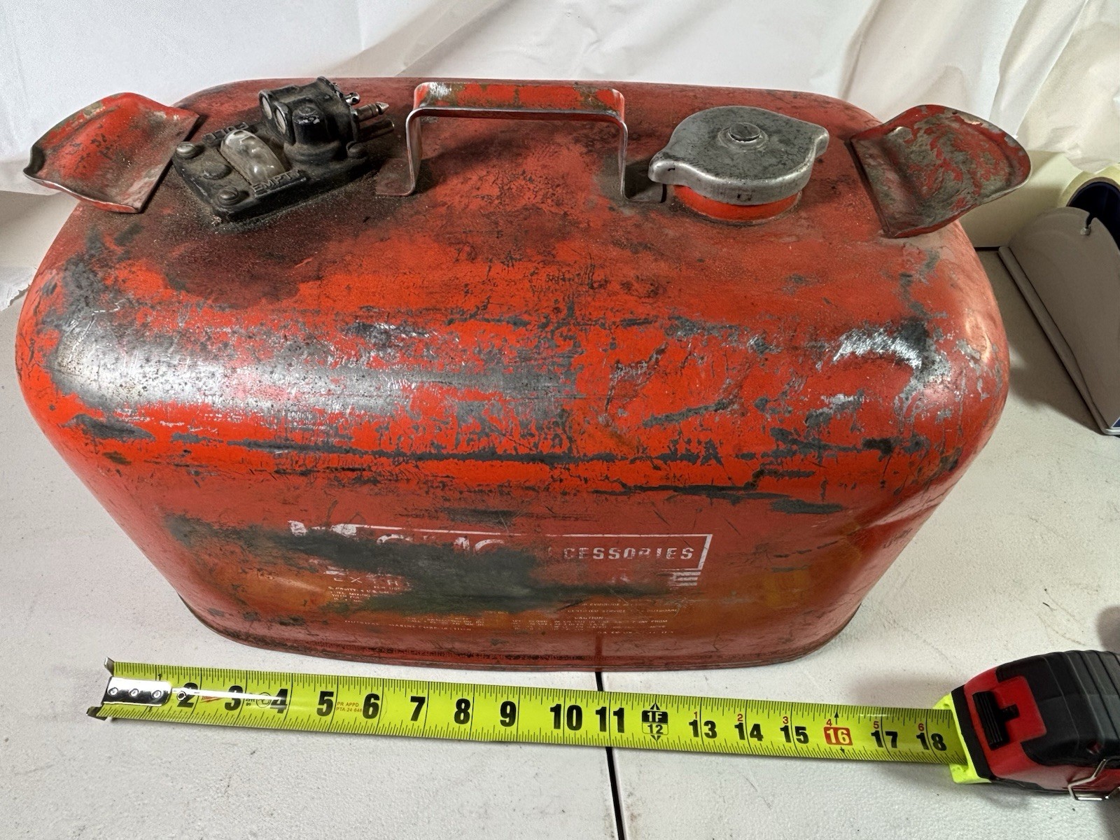 OMC Evinrude Johnson Outboard 6 Gallon Red Metal Gas Fuel Can Line Connector
