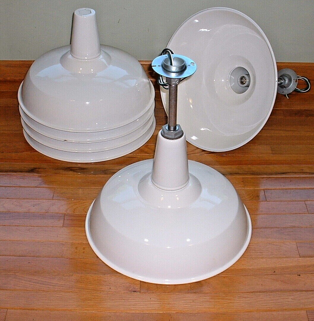 (1) 60s Benjamin 18″ Porcelain Industrial Green Barn Light Vintage A’s UL White