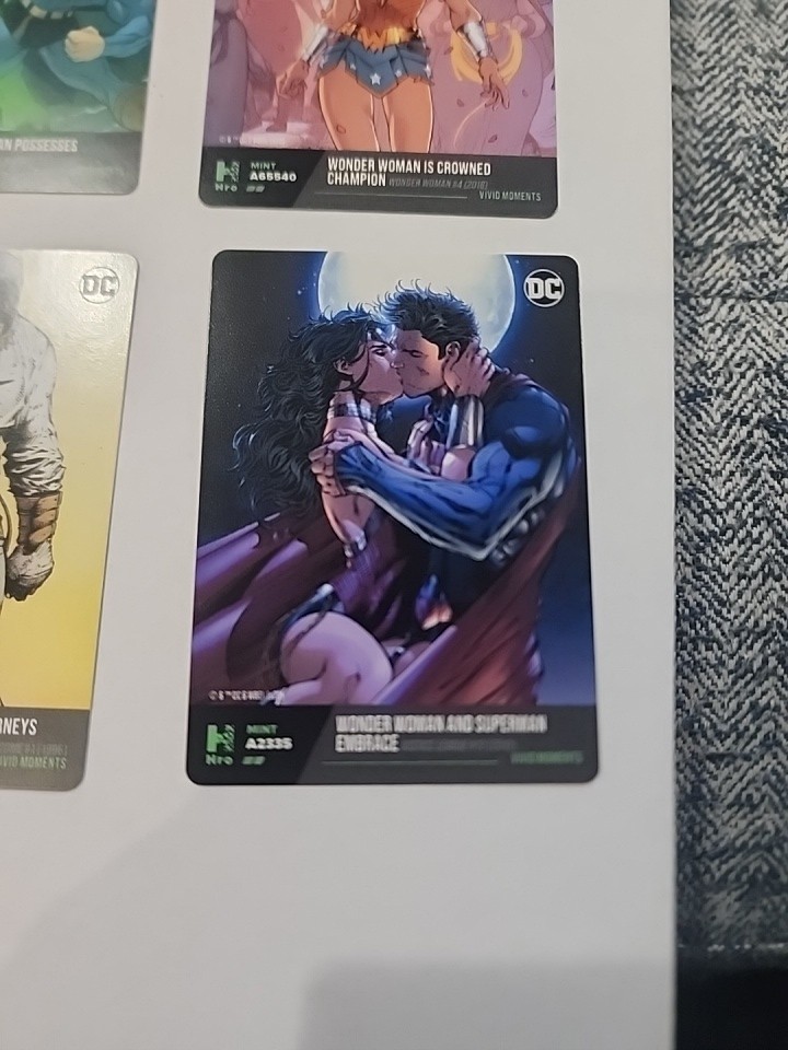 2022 Hro Wonder Woman & Superman Embrace card olny