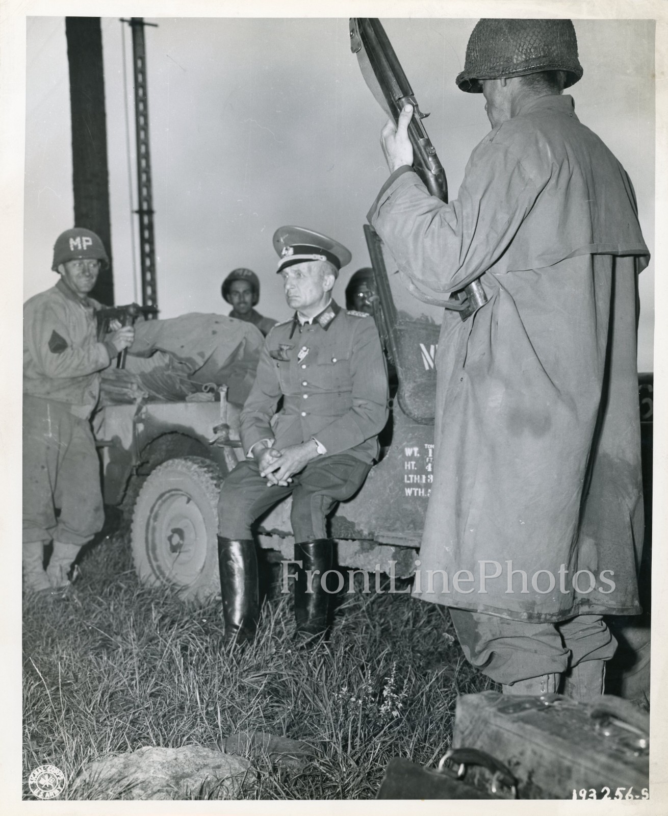 WWII Signal Corps photograph -US GIs w/ Captured German General Alfred Gutknecht