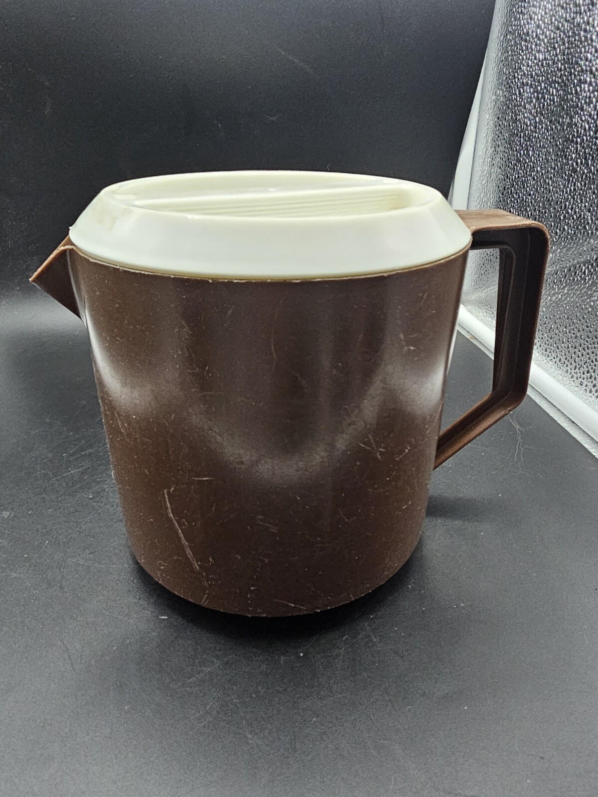 Vintage Rubbermaid Pitcher 1 1/2 Quarts Brown Plastic 2745 1.5 qt