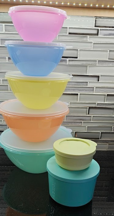 Tupperware WONDERLIER 5 BOWL SET PLUS 2 EXTRA BOWLS THAT ATTATCH EACH OTHER NEW