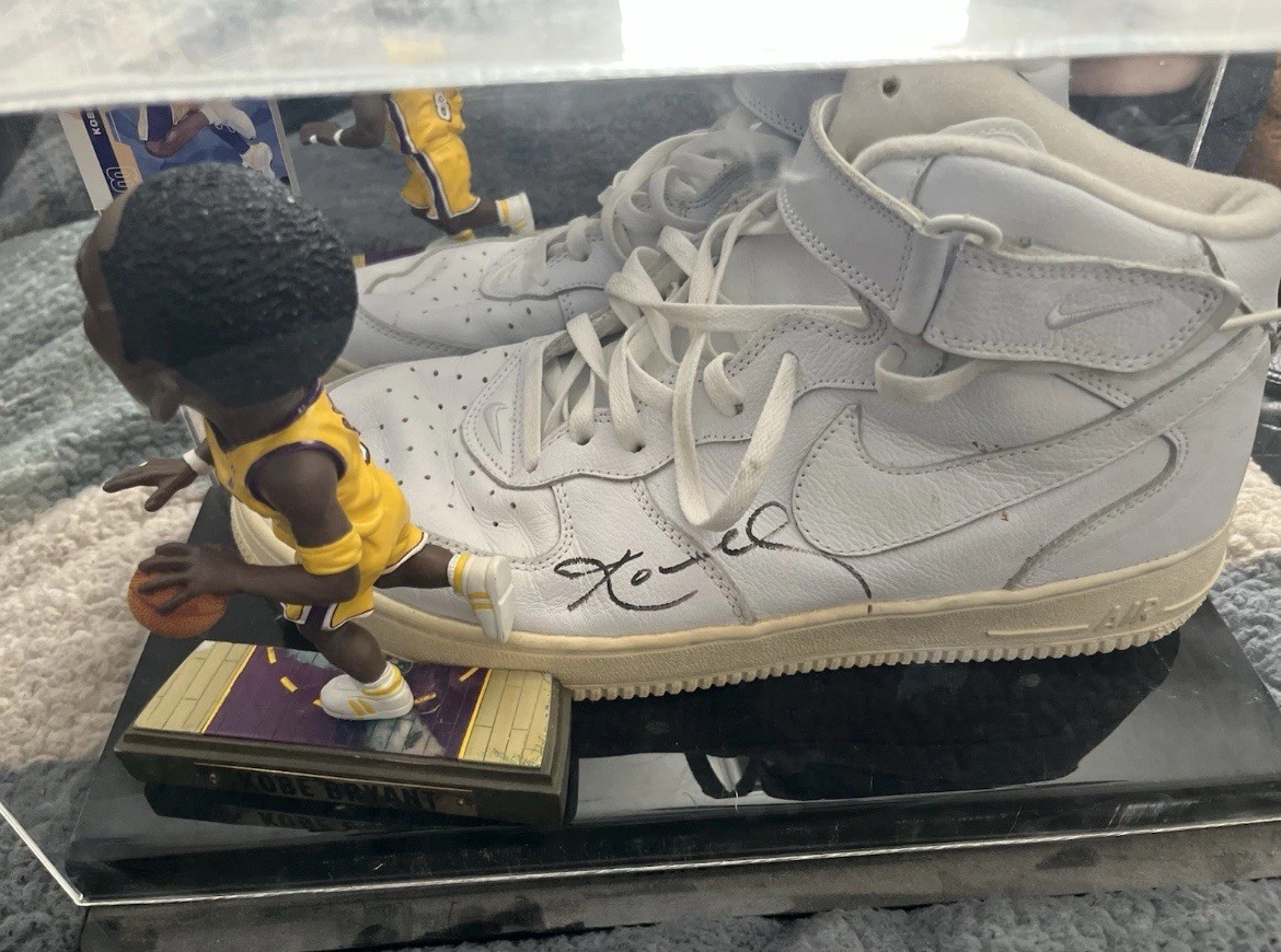 Kobe Bryant 2003 Autographed shoe and letter of authenticity