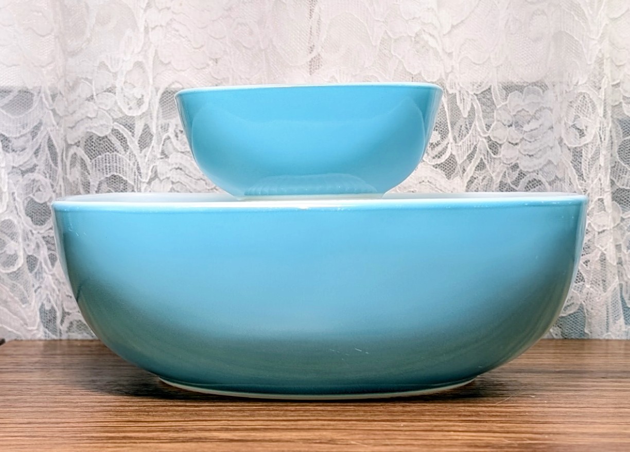 PYREX Turquoise 025/410 Cinderella Snack and Dip Set (1959) No Bracket