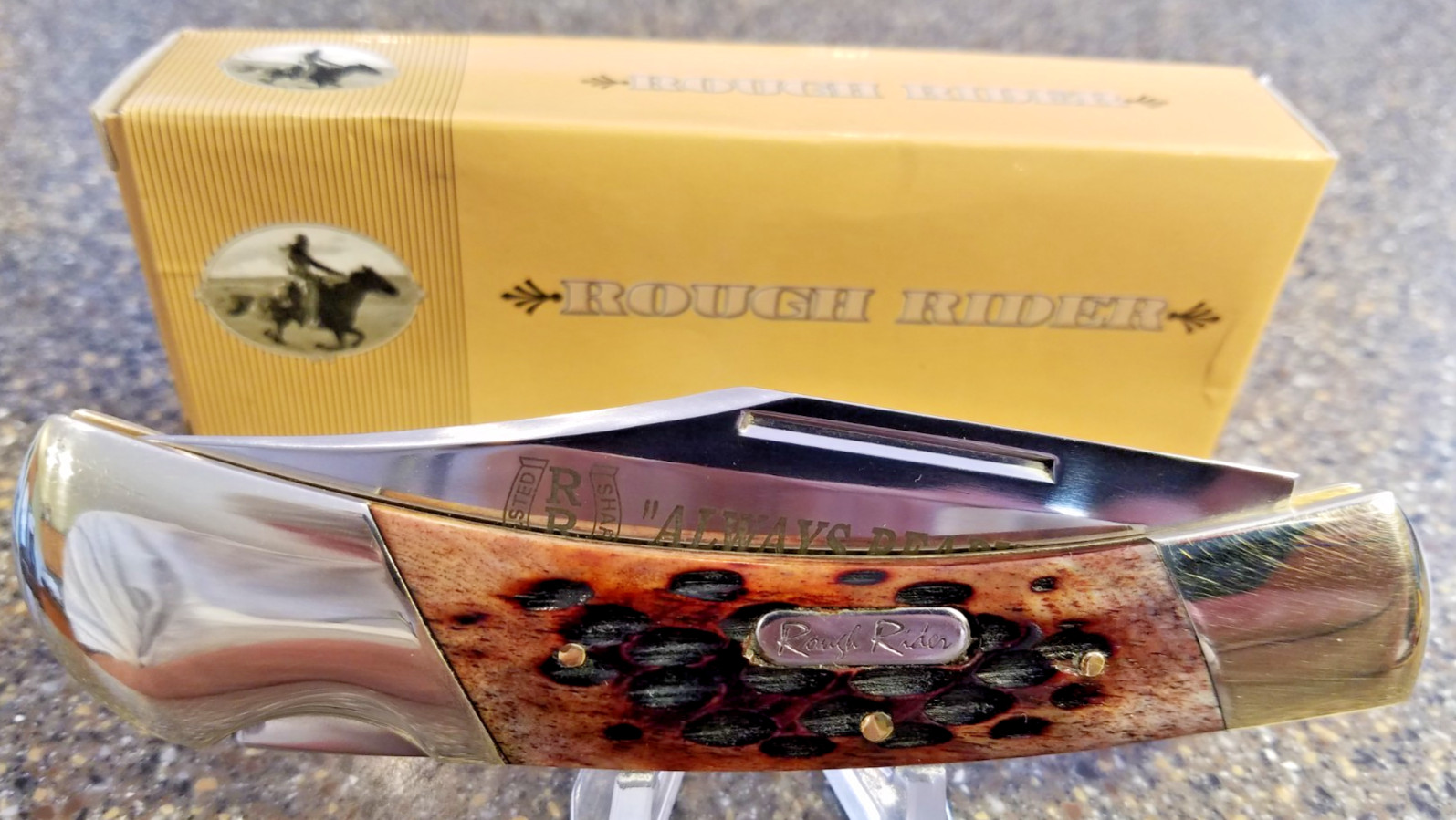 Rough Rider RR066, Amber Jigged Bone Lockback, 4-7/8″, 1-Blade, Full Blade Etch