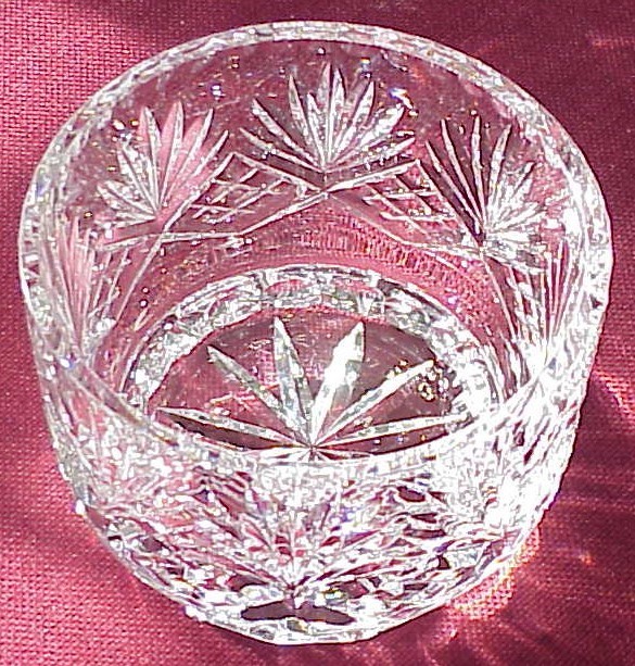 A BEAUTIFUL VINTAGE HEAVY WEIGHT (68 oz.) FOOTED, FULL CUT LEAD CRYSTAL 6″ BOWL