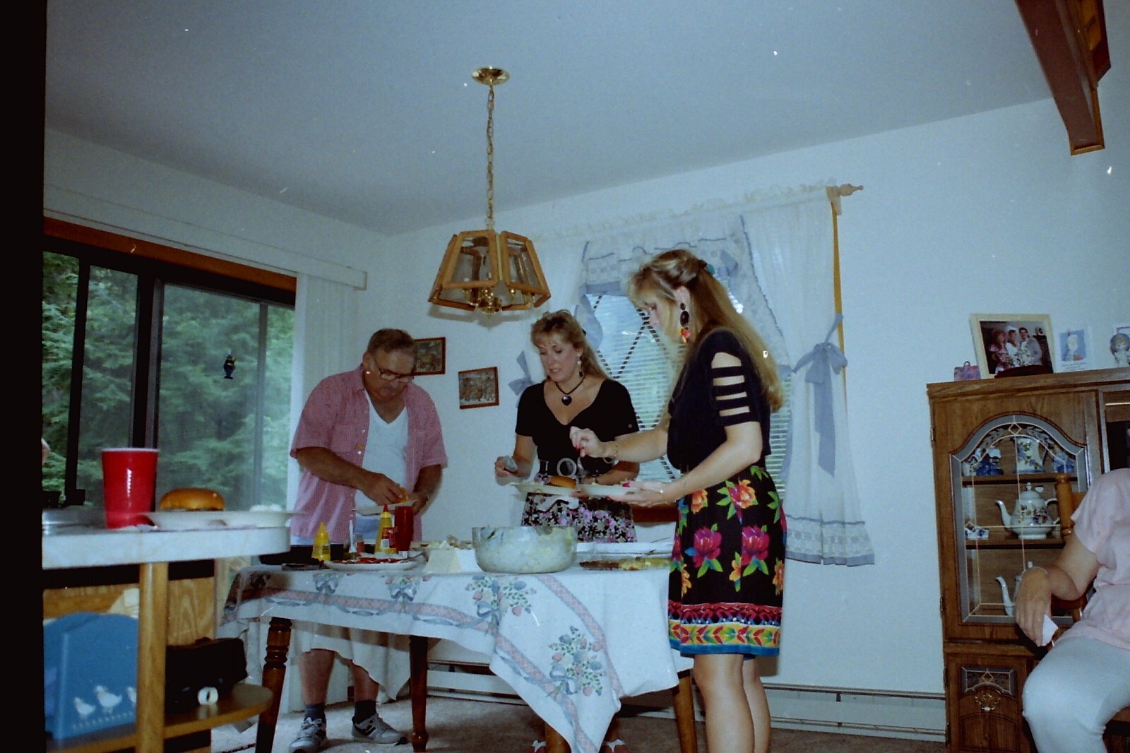 YOUNG WOMEN KITCHEN LINCH SPREAD 1980’s Vtg 35mm Photo Negative Hand Cut SL31