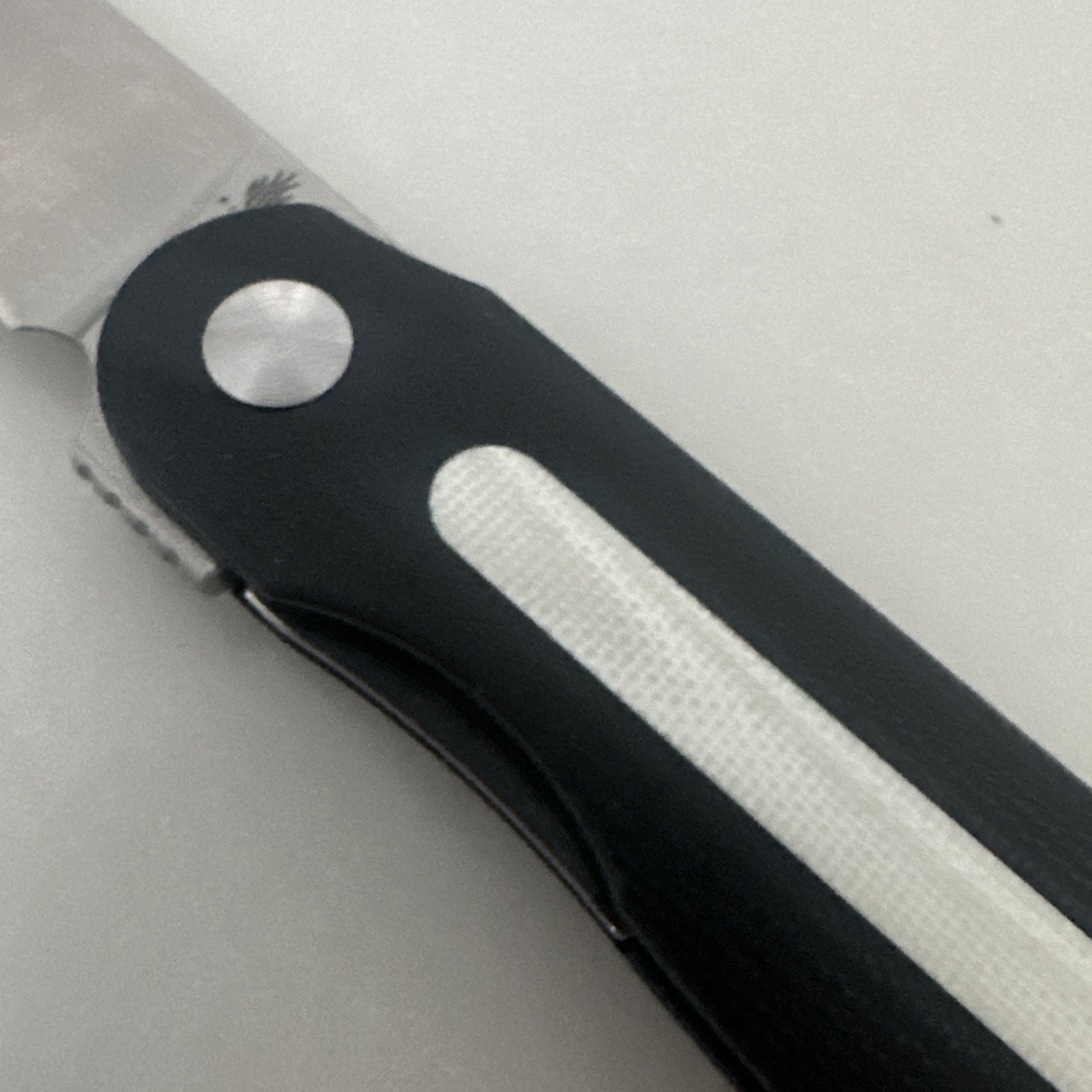 Kizer Latt Vind Mini Folding Flipper Pocket Knife G10 N690 Black White V3567N1