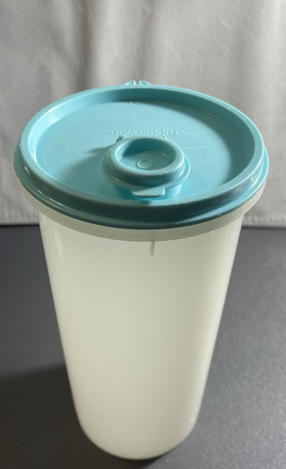 Vintage Tupperware 261-15 Beverage/Juice Container W/lid #563A-2 Turquoise