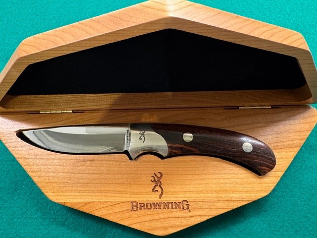 CASED 1 OF 3000 BROWNING MODEL 109 HUNTING KNIFE, NEAR MINT (946)