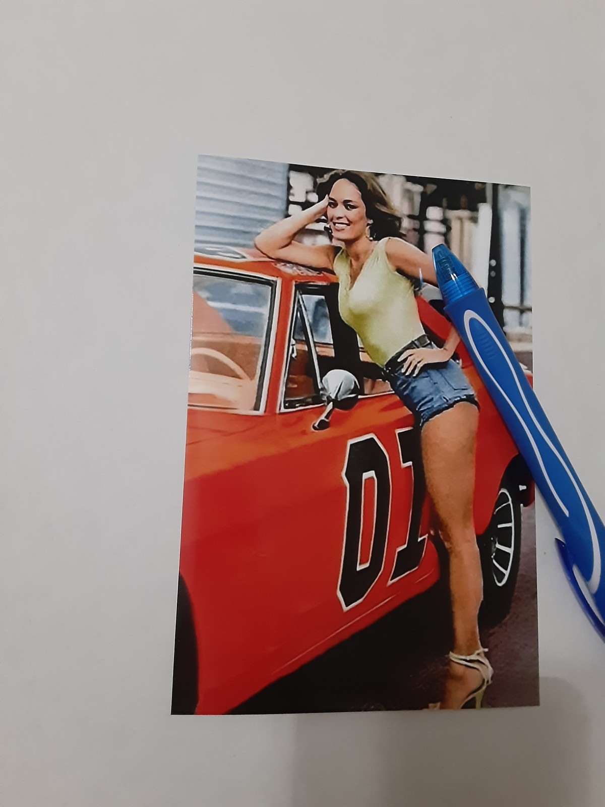 DUKES OF HAZZARD TV SHOW, DAISY DUKE POSING ON GENERAL LEE, GLOSSY 4X6 PHOTO