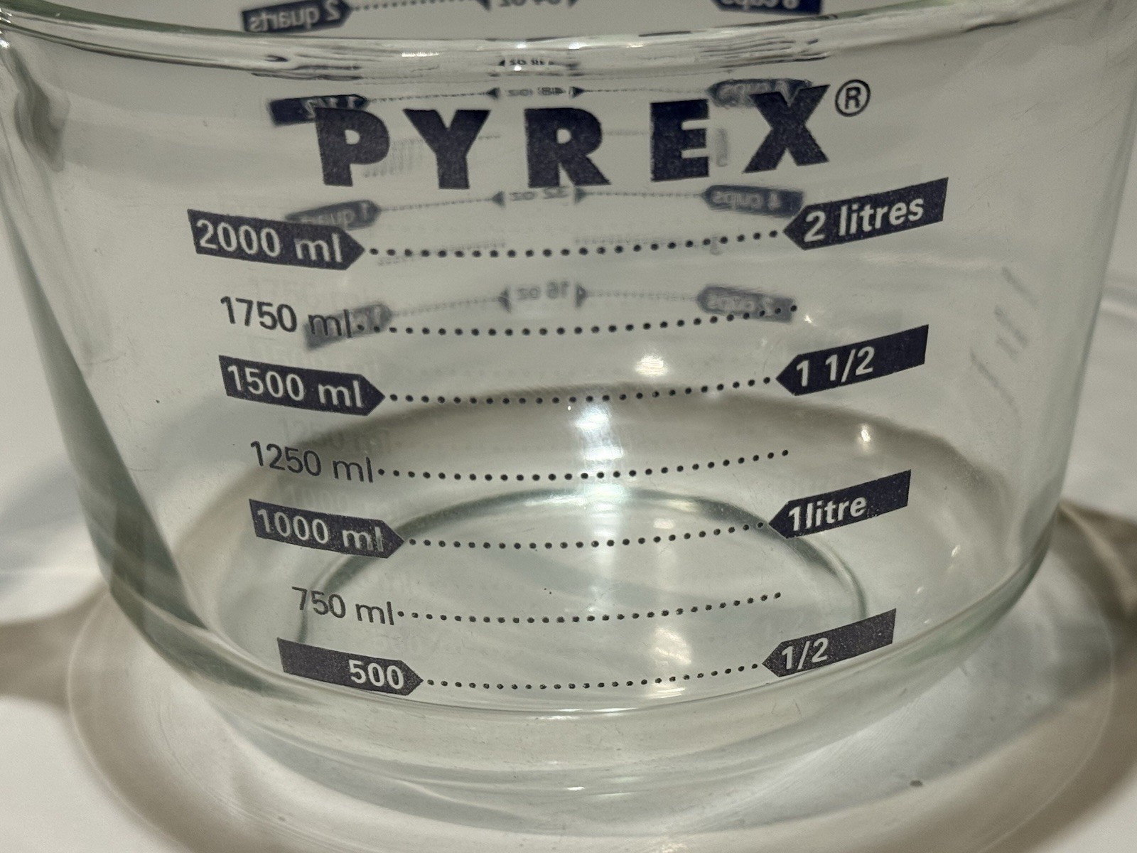 PYREX 8 Cups 64 Oz 2 Quarts Blue Lettering Measuring Cup 2000 ML 2 Litres