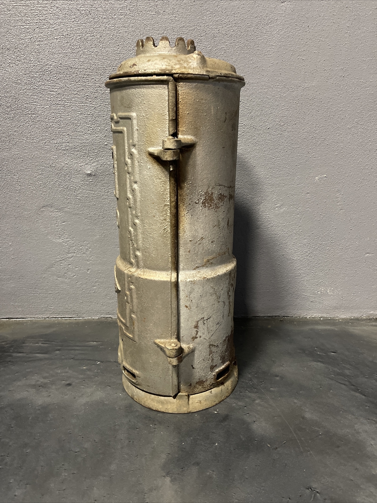 VINTAGE SANDS CAST IRON WATER HEATER 9-40