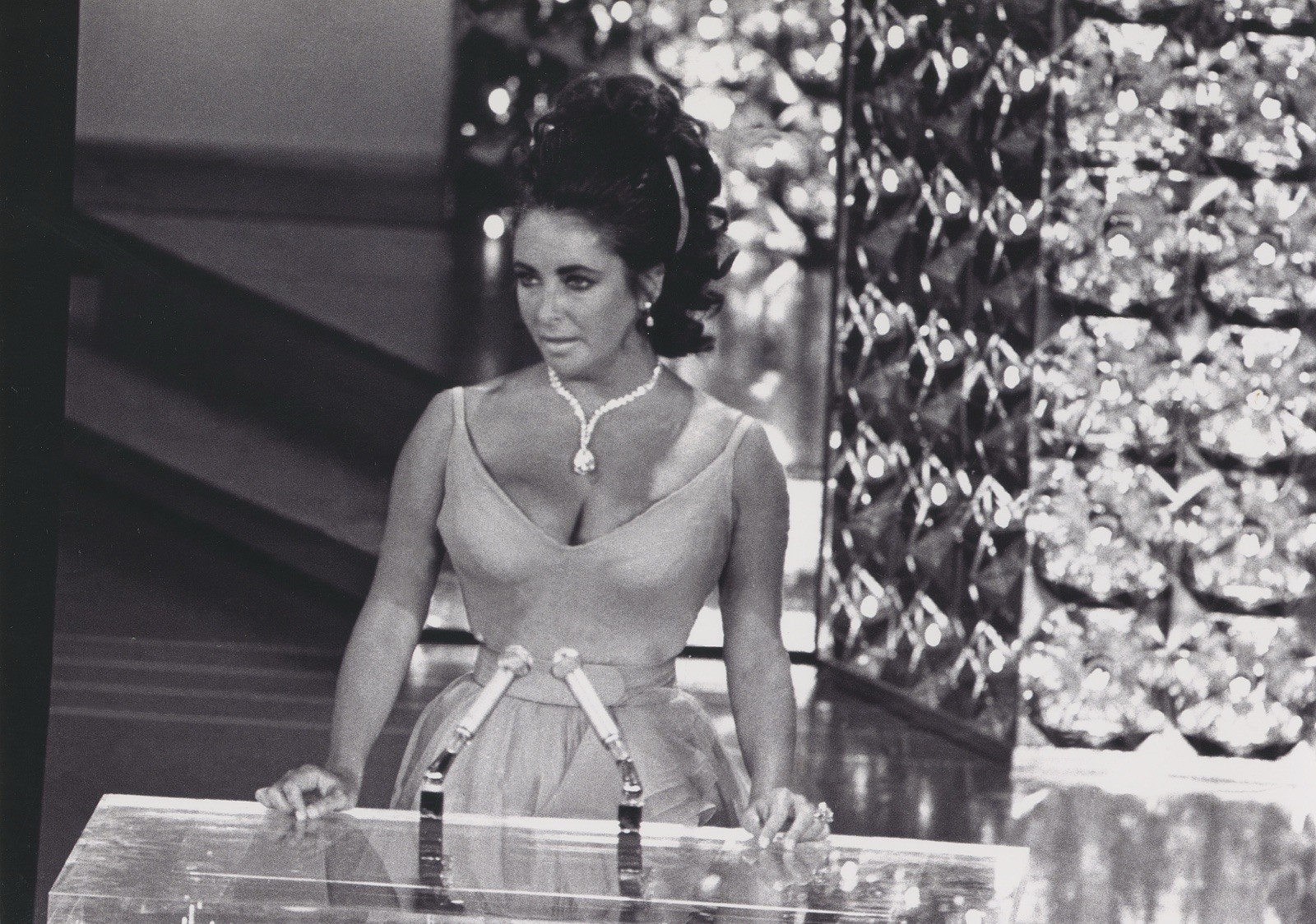 A24 A2447 – Elizabeth Taylor at a Crystal-Lit Podium Wearing Diamond Necklace