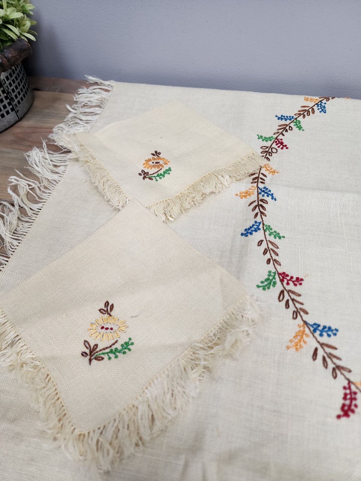 Vintage Table Linen Hand Embroidered Tablecloth 32″x32″ 4 Napkins
