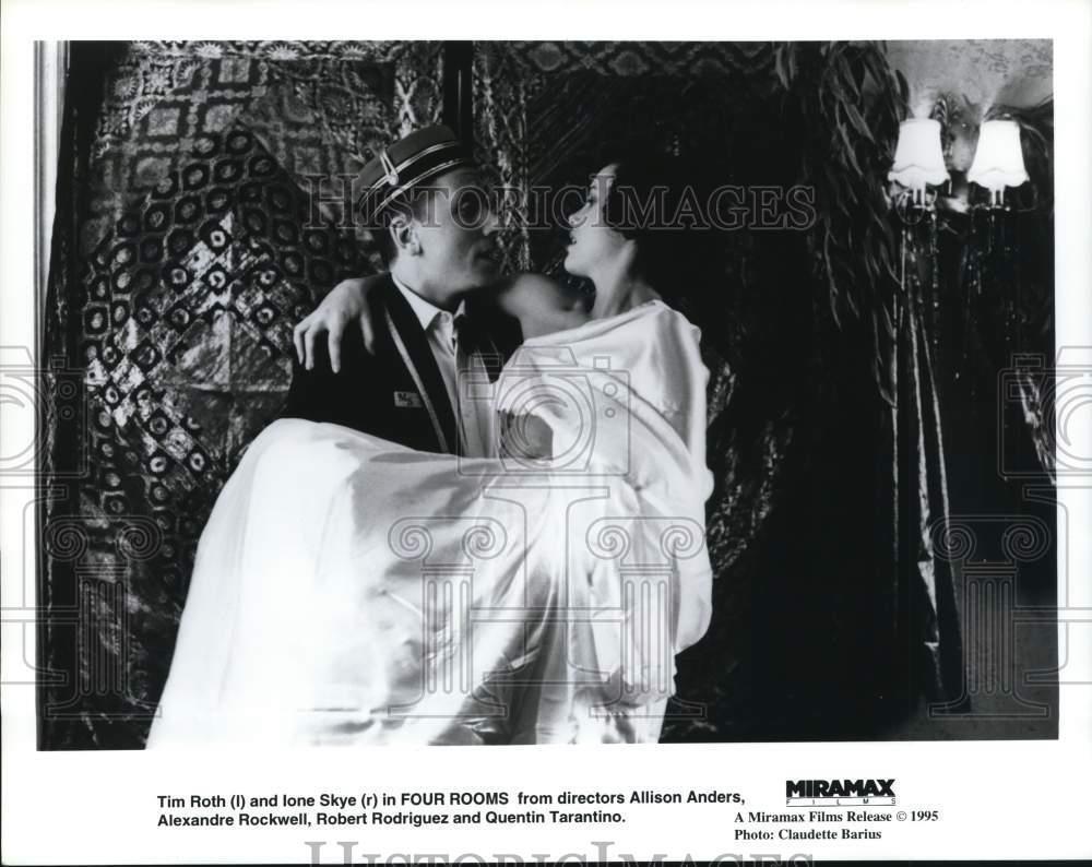 1995 Press Photo Tim Roth and Ione Skye in a scene from “Four Rooms.”
