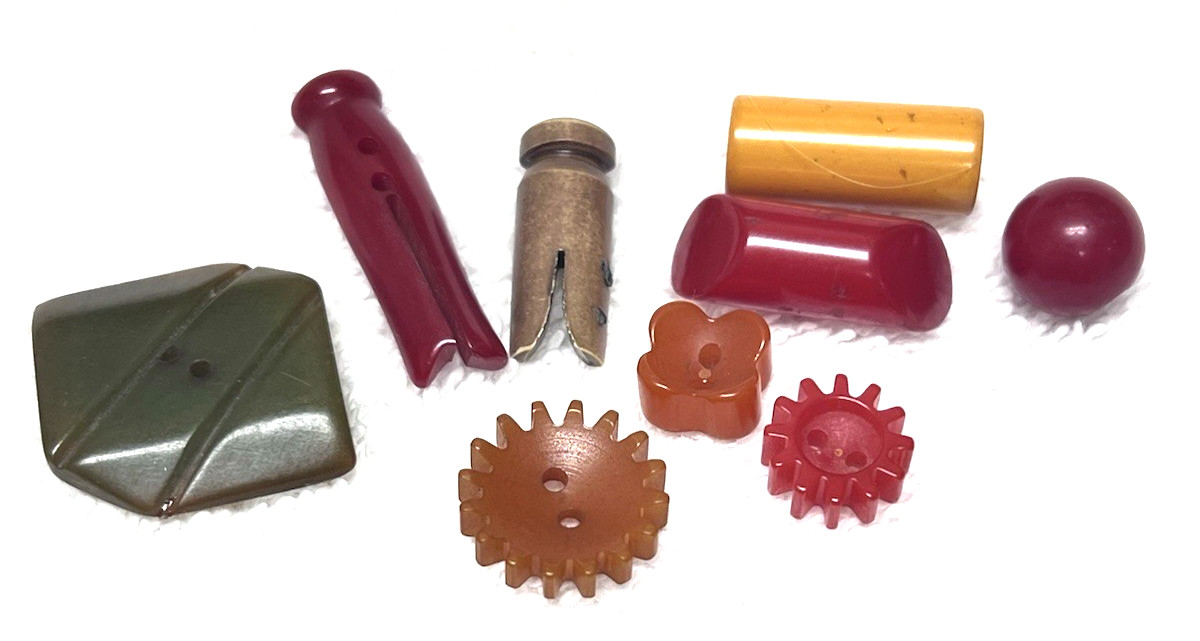 9 Mixed Bakelite & Plastic Buttons 3/8-1 1/4 Clothes Pins Toggles More