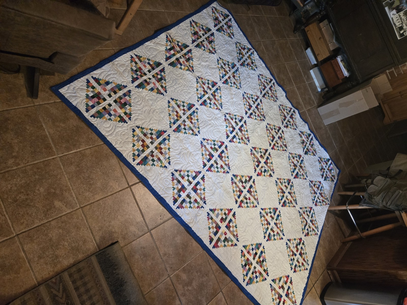 QUILT. HAND MADE. AMERICAN PATCHWORK. INTRICATE MACHINE STITCHING