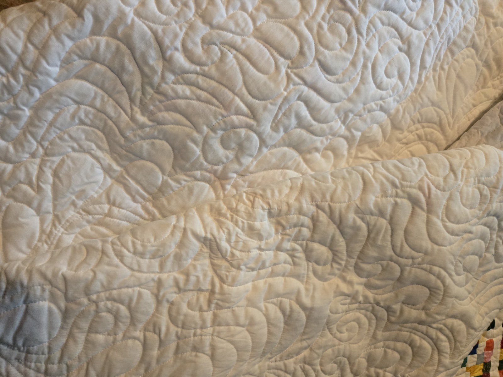 QUILT. HAND MADE. AMERICAN PATCHWORK. INTRICATE MACHINE STITCHING