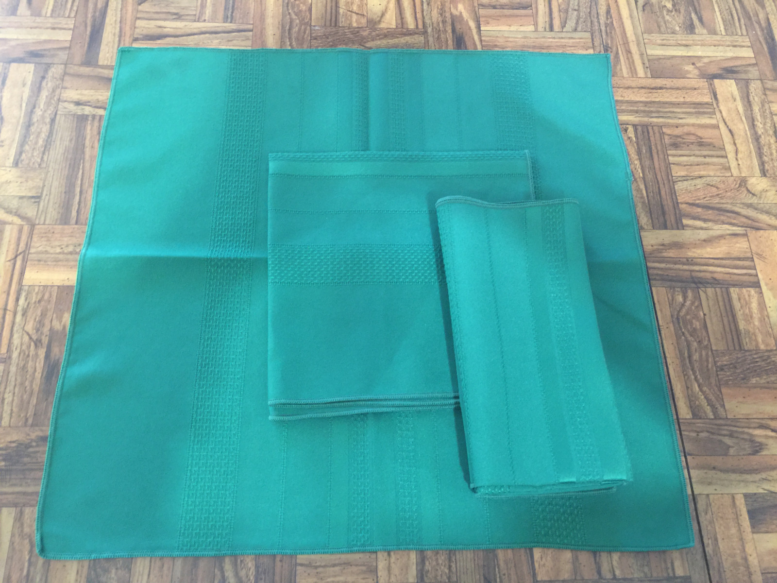 Set of Four (4) Hunter Green Napkins Polyester Cotton Blend 17 X 17 No tags