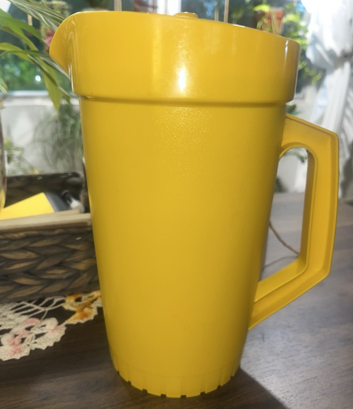 Tupperware Yellow Plastic Pitcher w/ Lid & Handle 1 qt Matte Finish 800-6
