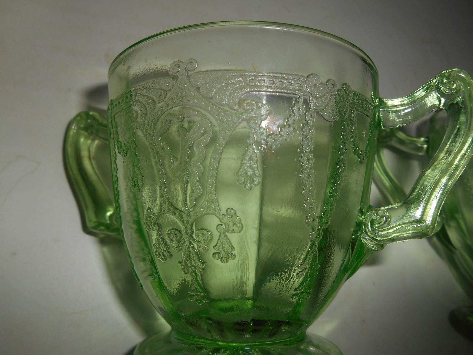 Nice Anchor Hocking Uranium Green Cameo Ballerina Footed Sugar & Creamer Set