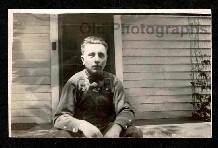 HANDSOME YOUNG MAN BIBS SLICK BACK HAIR HOUSE PORCH OLD/VINTAGE PHOTO- A891